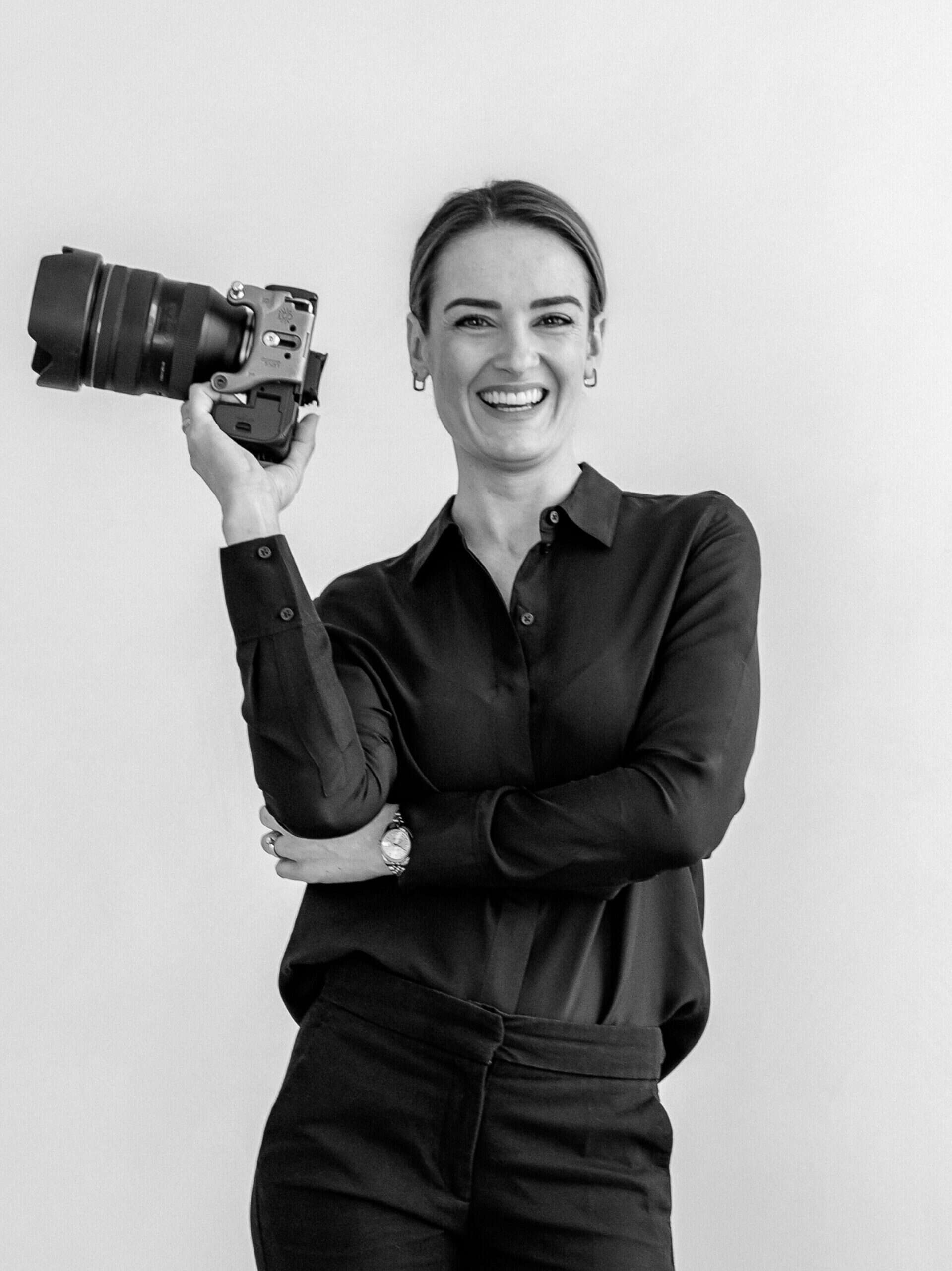 Kamera und Fotografin in Schwarz-Weiß, professionelle Hochzeitsfotografin aus München und am Starnberger See.