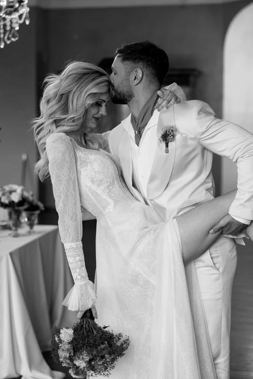 Reduziertes Brautporträt in Schwarz-Weiß aus einer Hochzeit in Starnberg