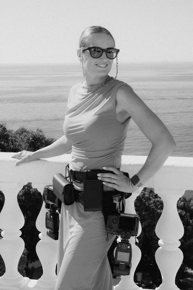 Portrait einer Hochzeitsfotografin am Meer in Schwarzweiß