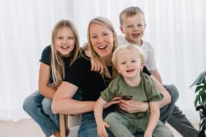 Familienfoto Mutter mit lachenden Kindern aufgenommen von Christina Sperschneider im Fotostudio Starnberg